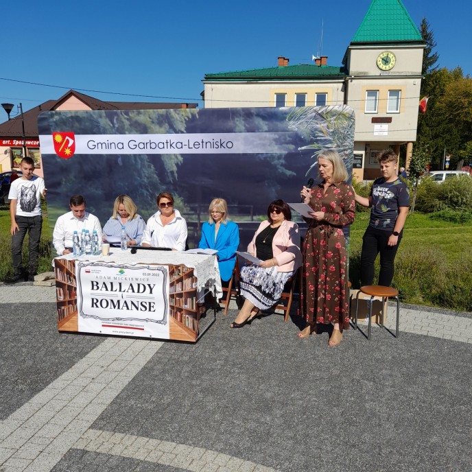 Wójt, radni oraz nauczyciele odczytali na skwerze Św. Jana Pawła II „Ballady i romanse